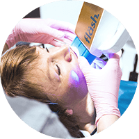 Anwendung der speziellen fläsh LED-Lampe zur Aktivierung des Bleaching-Gels in unserer Praxis in Minden.