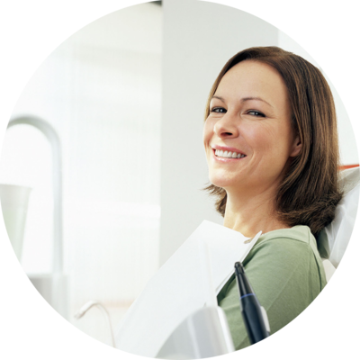 Eine entspannte Patientin in der Praxis Dr. Hampe vor der Implantat-OP