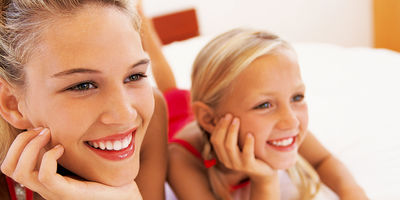 Eine Frau mit ästhetischem Zahnersatz