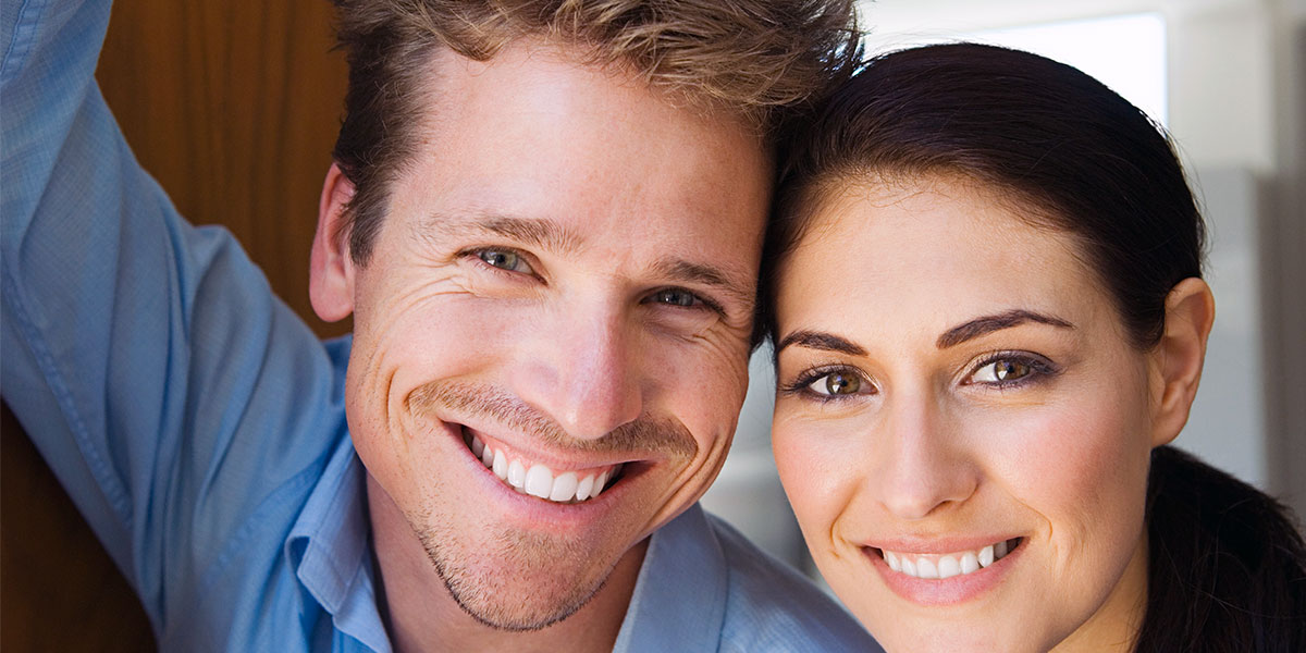 Schöne, gerade Zähne nach einer erfolgreichen Aligner-Behandlung in Minden