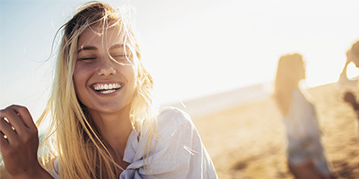 Strahlend weißes Lächeln nach einer professionellen Zahnaufhellung (Bleaching) in Minden