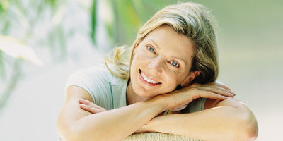 Entspannt lächeln nach einer erfolgreichen Wurzelkanalbehandlung