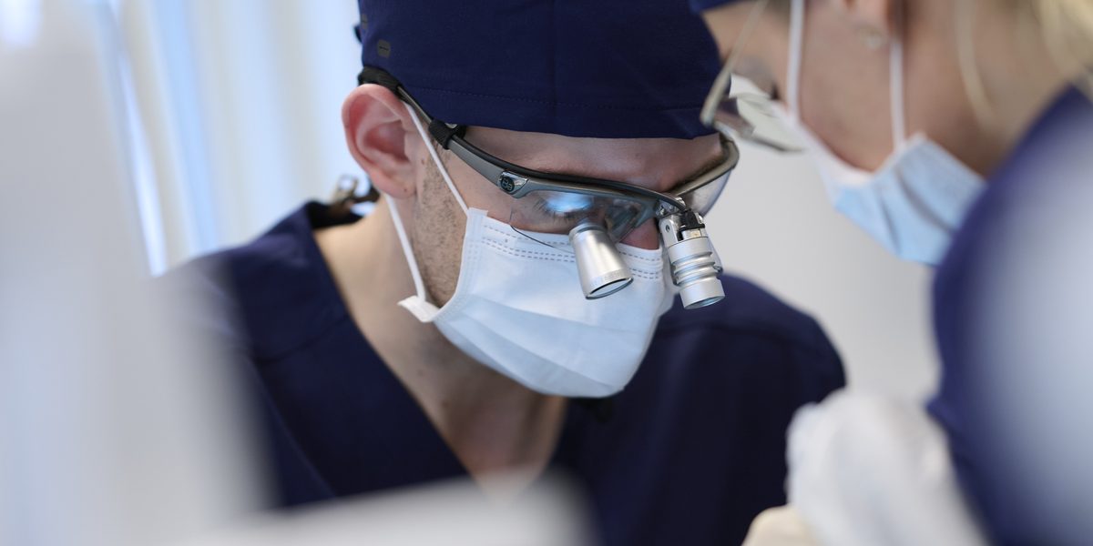 Kieferchirurg Dr. Tristan Hampe mit seiner Helferin im Eingriffsraum des Zentrums für Sofortimplantate Minden