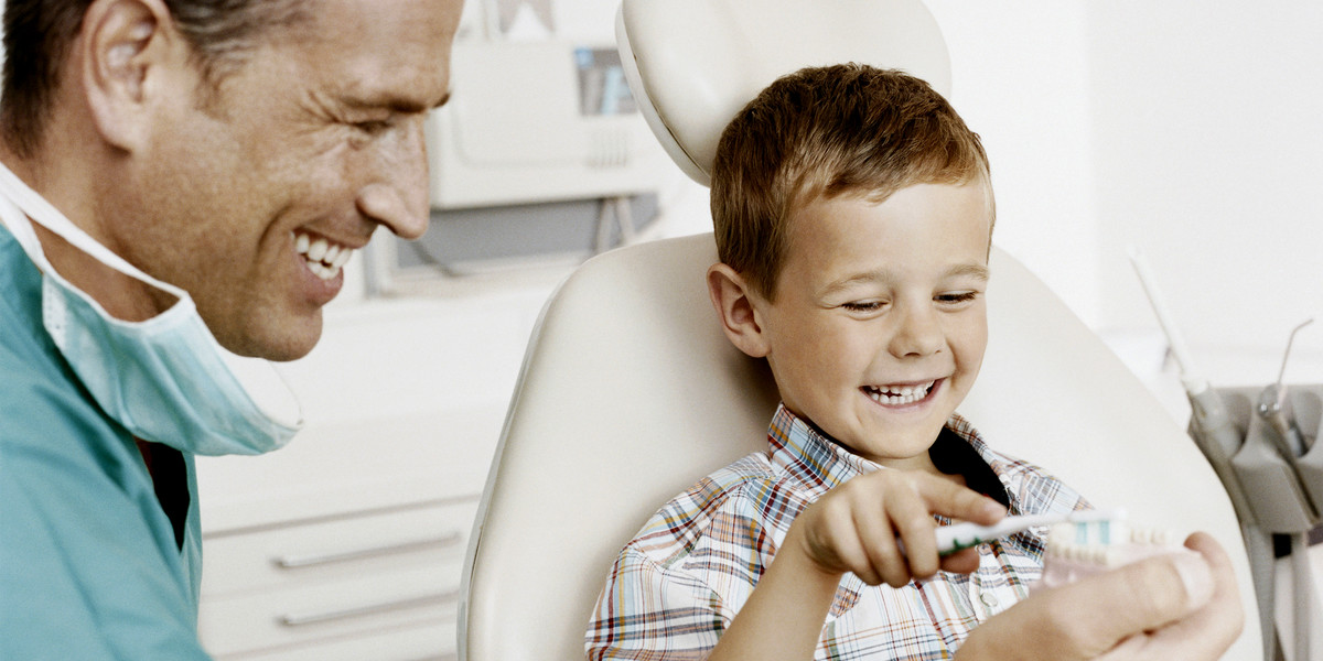 Kind bei der Prophylaxe in der Zahnarztpraxis Minden