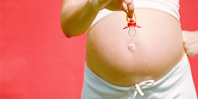 Schwangere mit Nuckel