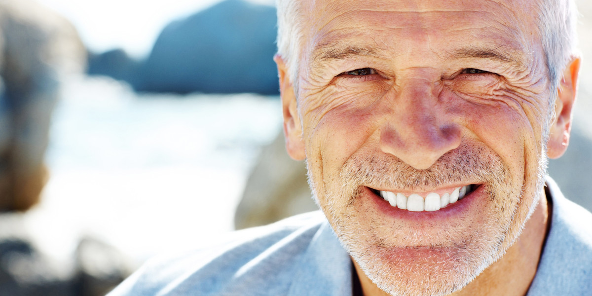 Strahlendes Lächeln nach nur einem Eingriff mit Festen Zähnen an einem Tag (All-on-4) in Minden