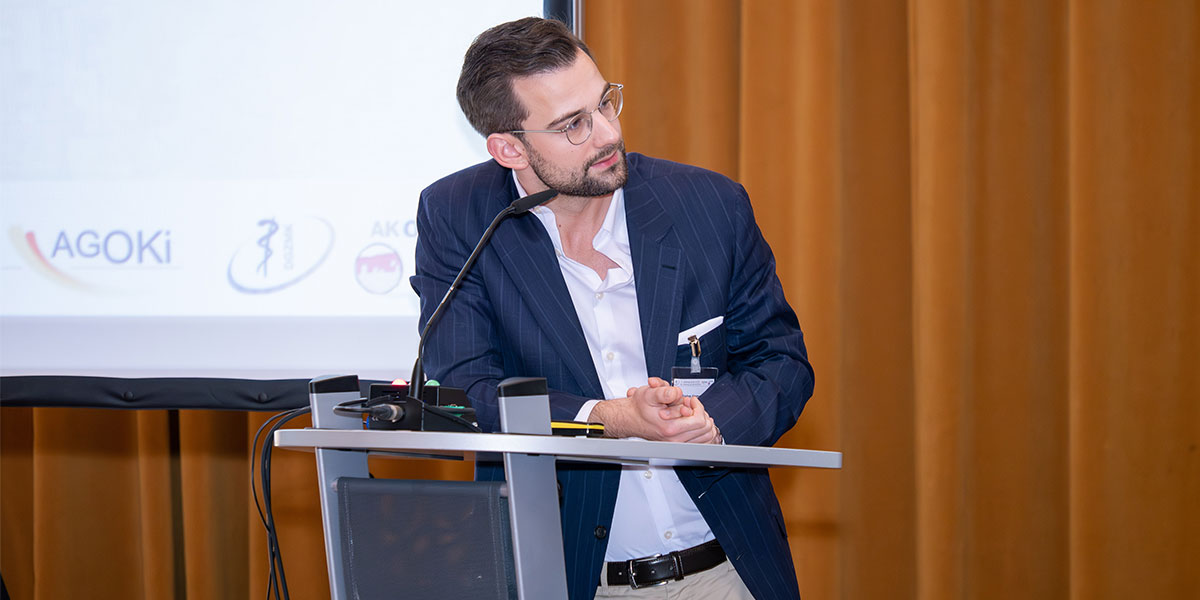 Dr. Tristan Hampe bei einem Fachvortrag zur Oralchirurgie