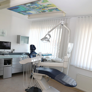 Modernes Behandlungszimmer der Zahnarztpraxis Dr. Hampe & Kollegen Minden