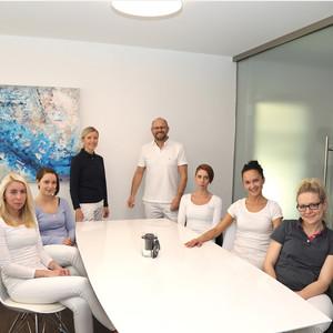 Zahnärztliches Team im Veranstaltungsraum des Zentrums für Sofortimplantate Minden